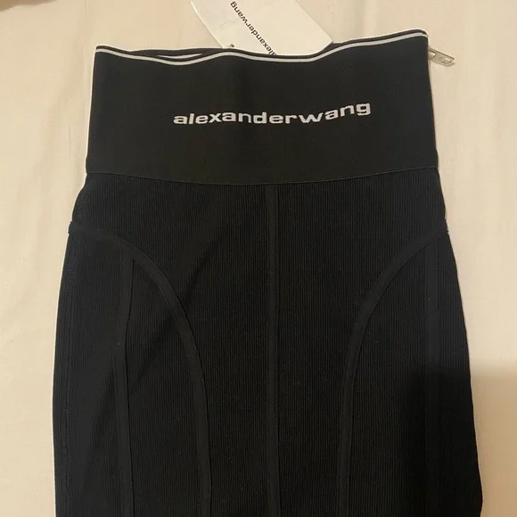 Alexander Wang Ribbed Jersey Mini Skirt
Brand new, tags still attached
Size xxs - Picture 3 of 5